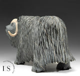 Muskox SIGNATURE 7" par Lucassie Ikkidluak *Les jours caniculaires de l'été* À PORTÉE DE MAIN$$