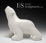 Ours qui marche 10" par Guy Uniuqsaraq *Pose du chat*