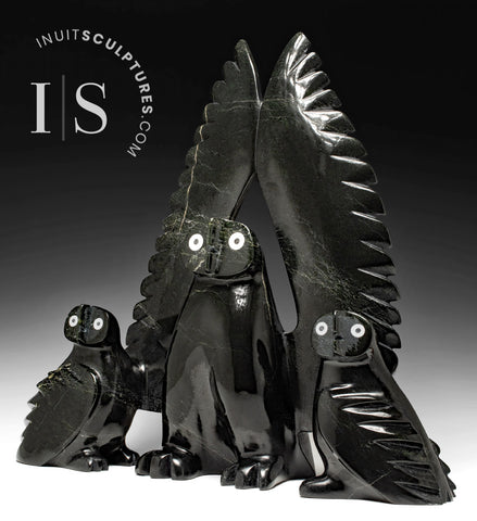 Famille de hiboux 21" par Adamie Qaumagiaq *Hands Up!* CHOIX DU CONSERVATEUR
