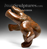 Ours dansant 20" par Nuyalia Tunnillie *Brownstone*