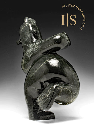 Ours dansant 18" par Adamie Qaumagiaq *Kicking Back*