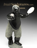 Danseuse de tambour 18" par Manasie Maniapik *Atuqtuaq*