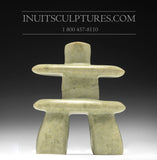 Inukshuk vert clair 5" par Alex Lyta